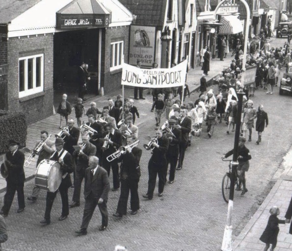 op weg naar de speeltuin klein.jpg